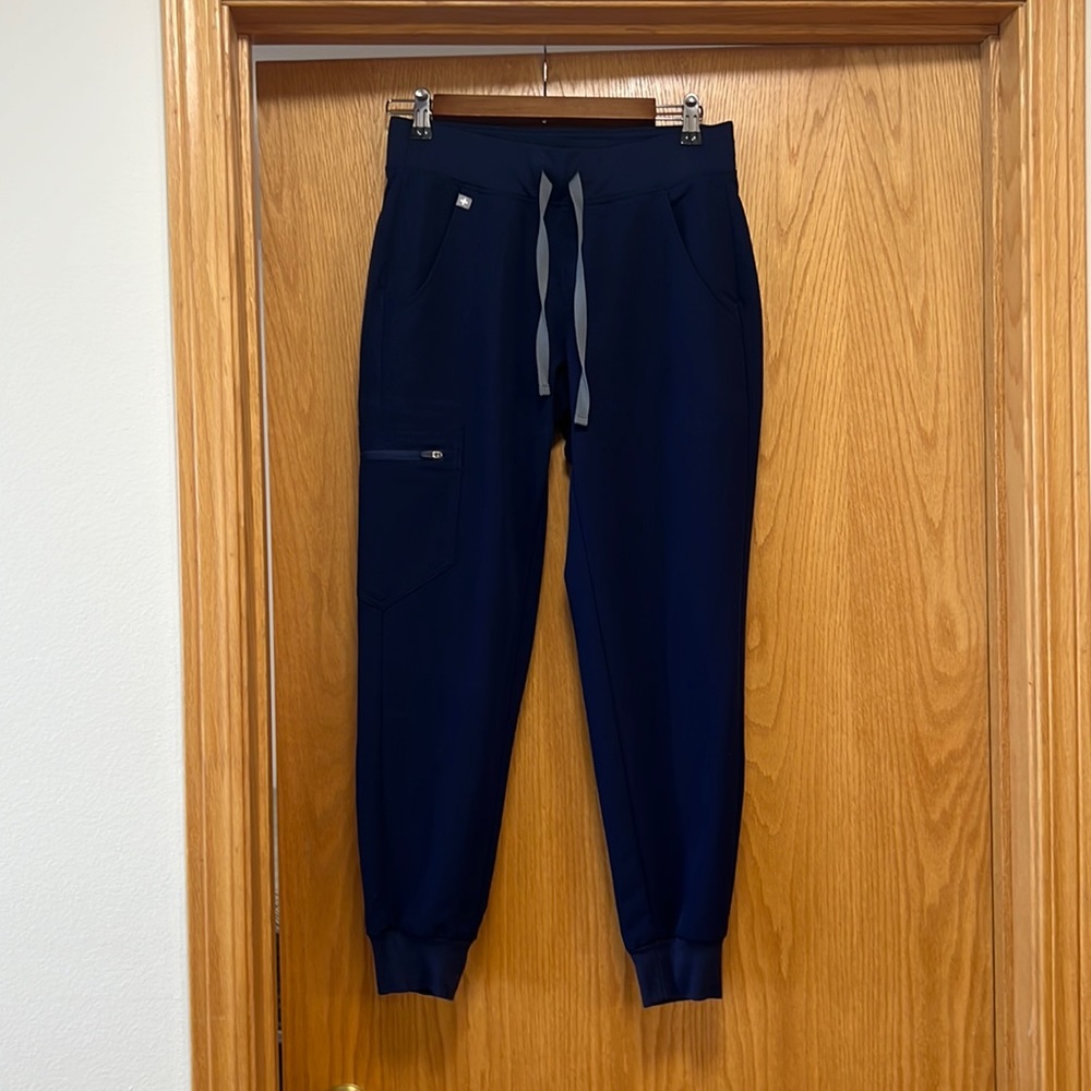 XS Petite Zamora Figs scrub bottoms.